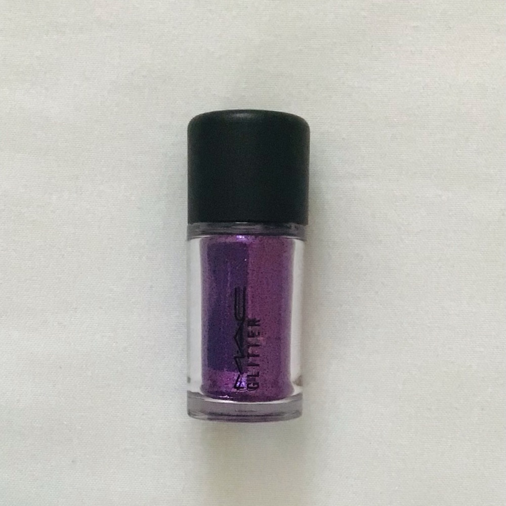 MAC glitter pigment in Heliotrope
